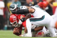 Eagles' Za'Darius Smith announces retirement after 5 games in 2025