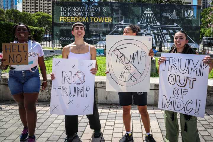 Florida combatirá la "demanda espuria" contra la biblioteca de Trump en Miami