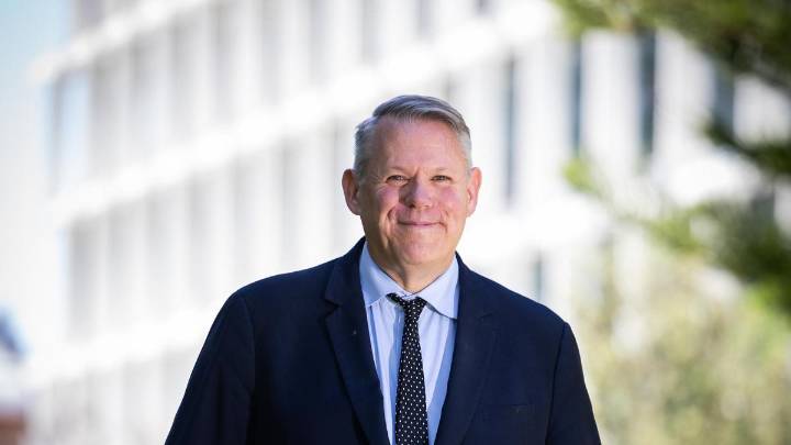 Bank branch closures & decline of cash adding to financial hardship woes, AFCA chief David Locke says