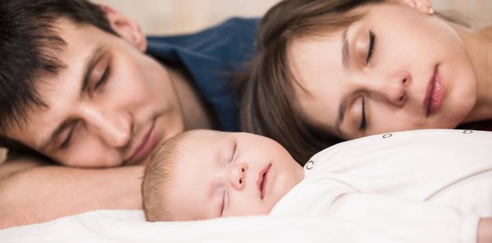 La Sociedad de Pediatría alerta por la muerte súbita de bebés asociada al colecho y da una cifra que preocupa
