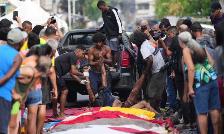Río de Janeiro: los vecinos trasladaron cuerpos a una plaza tras el operativo contra Comando Vermelho
