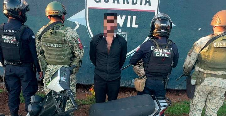 Detienen a joven en moto con presunta metanfetamina y marihuana, en Morelia