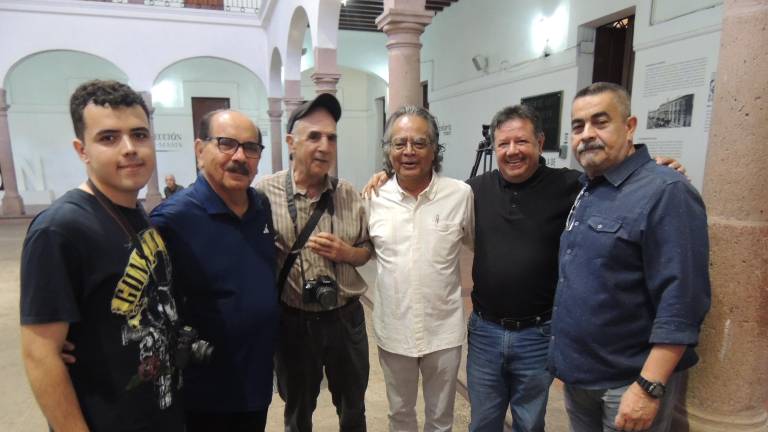 Admiran la trayectoria de Pedro Valtierra, con su exposición ‘Volver a la tierra del Quetzal’