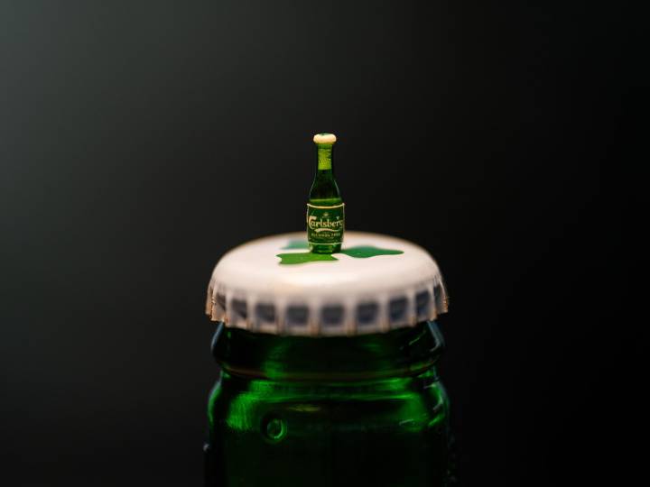 Fabricaron la botella de cerveza más pequeña del mundo: el motivo y el premio para quien supere el récord