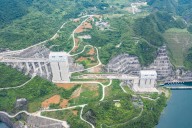Parece una presa china más: en realidad, oculta ascensores que hacen subir barcos por el corazón de una montaña