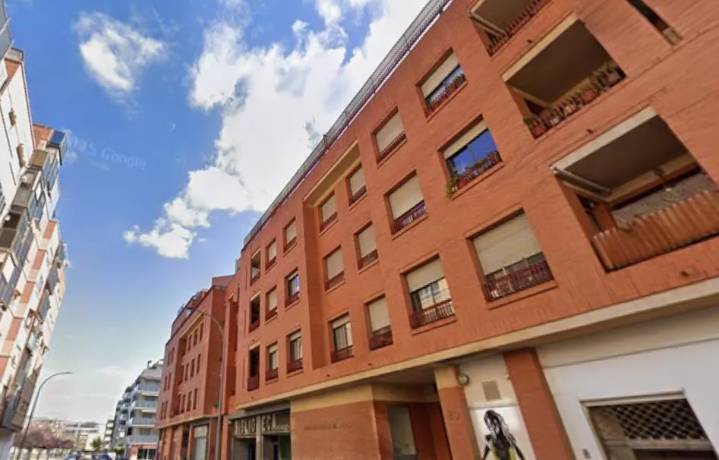 Un agente de la Policía Local asciende por una fachada para auxiliar a un vecino accidentado en su vivienda en Huesca