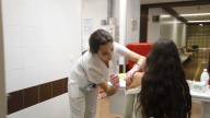 Los futuros sanitarios se vacunan contra la gripe: "Es una medida de precaución"