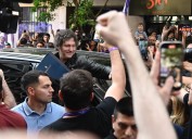 Recta final. Milei llegó a Rosario para encabezar el cierre de campaña de La Libertad Avanza
