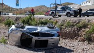 Queda herida conductora al perder control y caer a canal