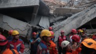 Más de 90 Alumnos Siguen Atrapados Bajo los Escombros de una Escuela Colapsada en Indonesia