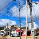 Llaman a sustituir postes a punto de colapsar frente a secundaria en José María Morelos
