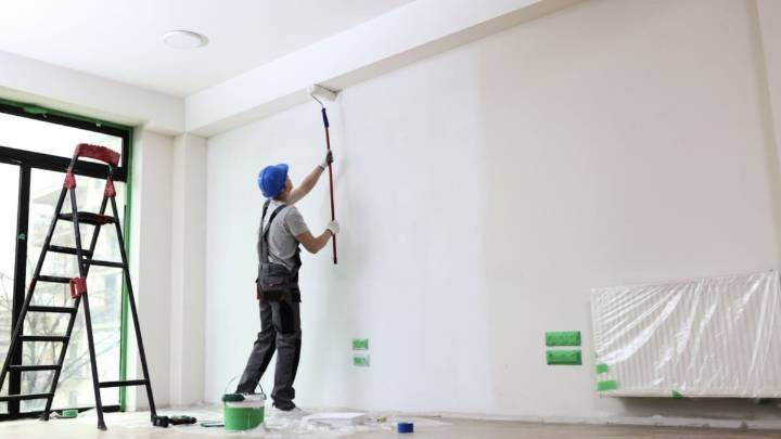 Adiós a la pared blanca: el color de pintura que es tendencia para embellecer tu casa sin gastar