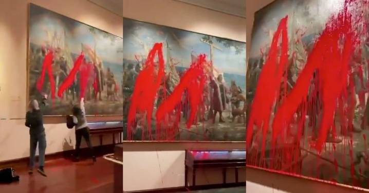 Activistas lanzan pintura roja a obra de arte sobre Cristóbal Colón en Museo Naval de Madrid
