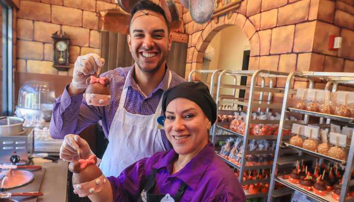 Conoce a los puertorriqueños que hacen las manzanas acarameladas más mágicas en Disney Springs