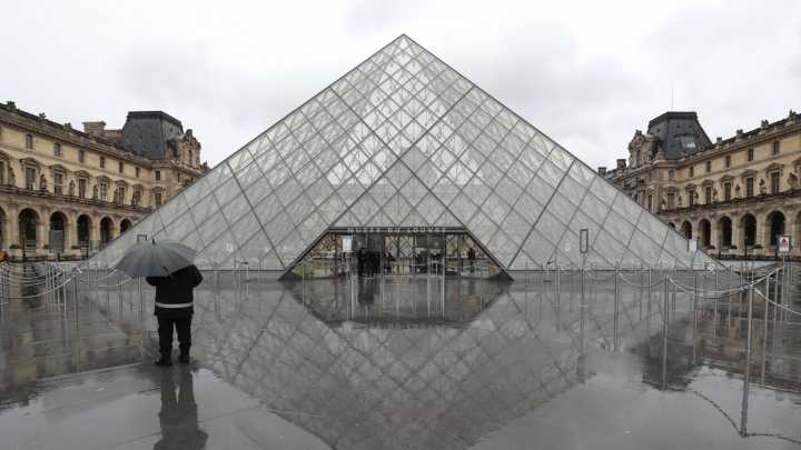 Así fue el robo en el Museo del Louvre de París: siete minutos, cuatro ladrones y una escalera para llevarse joyas de la Corona