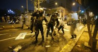 Familiares exigen liberar a los 20 detenidos tras protestas en Lima