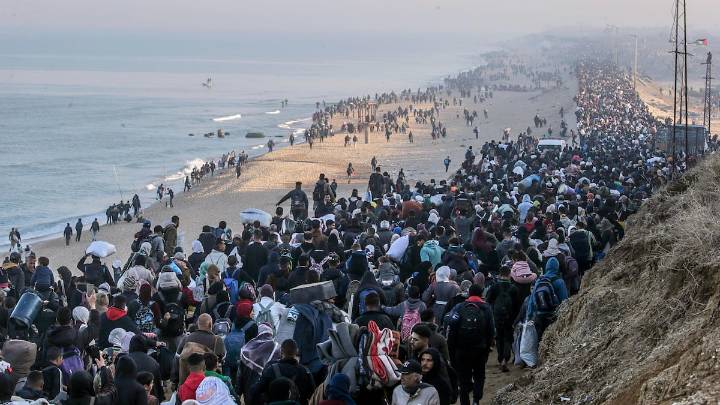 Regresa marea humana de palestinos a la destruida Gaza: primer día del alto el fuego