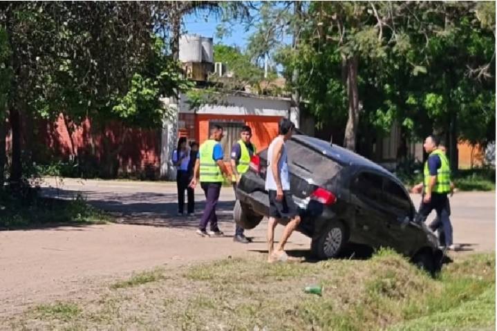FONTANA: Un Auto Terminó En Una Zanja, Pero No Hubo Heridos