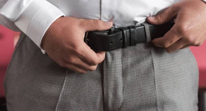 Cómo abrochar el cinturón cuando el pantalón queda un poco suelto