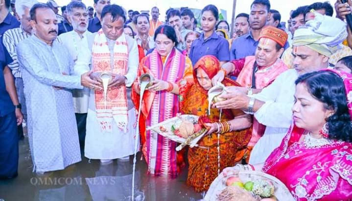 CM Majhi Performs Chhath Puja Rituals With Wife, Wishes For State’s Progress