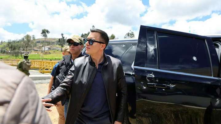 El Gobierno de Ecuador denuncia un "intento de asesinato" contra el presidente tras ser atacado por manifestantes