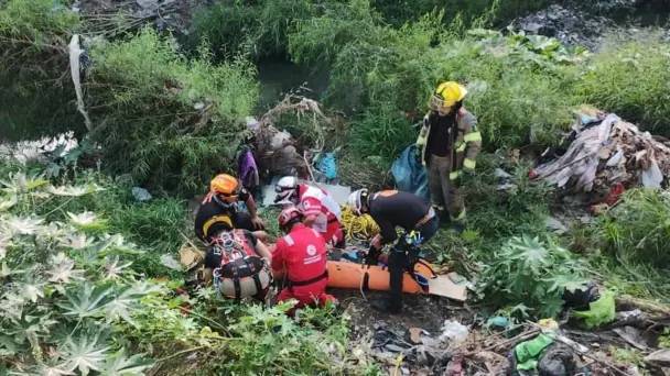 Hombre ebrio cae a un arroyo en Monterrey
