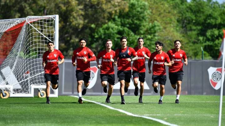 Con una ausencia y varios regresos: los convocados de River para el duelo contra Belgrano