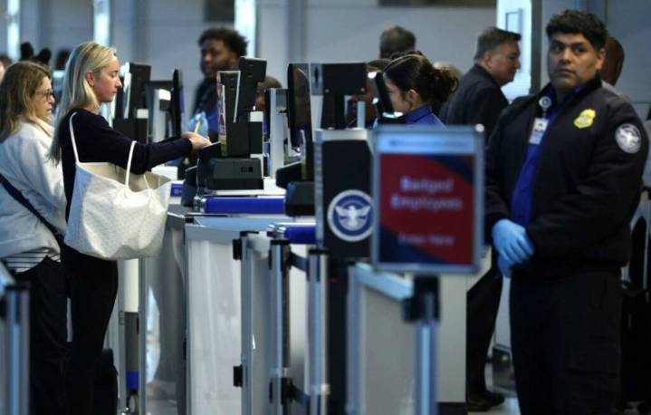 Gobierno de EE UU refuerza control fronterizo con toma de huellas y reconocimiento facial