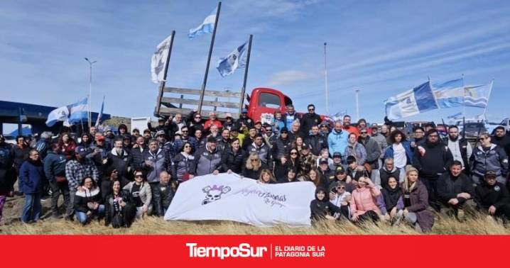 Gran caravana Se inauguró el monumento a los aficionados de los autos clásicos