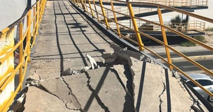 Camión de basura choca con puente y causa daños