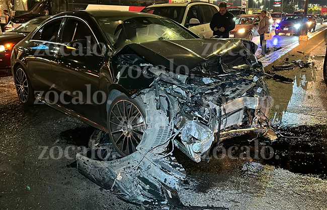 Doctor provoca accidente al pasarse la luz roja en Hacienda de Peña en Saltillo