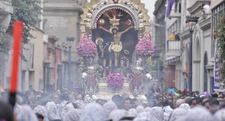 El Señor de los Milagros inicia su tercer recorrido procesional acompañado por miles de devotos en Lima