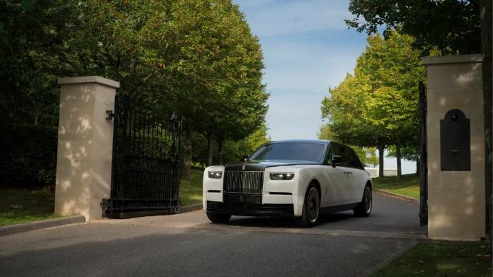 Rolls-Royce celebra 100 años del Phantom con arte y oro