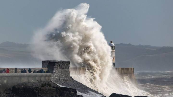 Storm Amy to hit UK on Friday with 80mph winds and heavy rain
