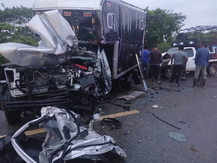 Mueren 2 personas y 6 resultan heridas en choque múltiple en el Istmo