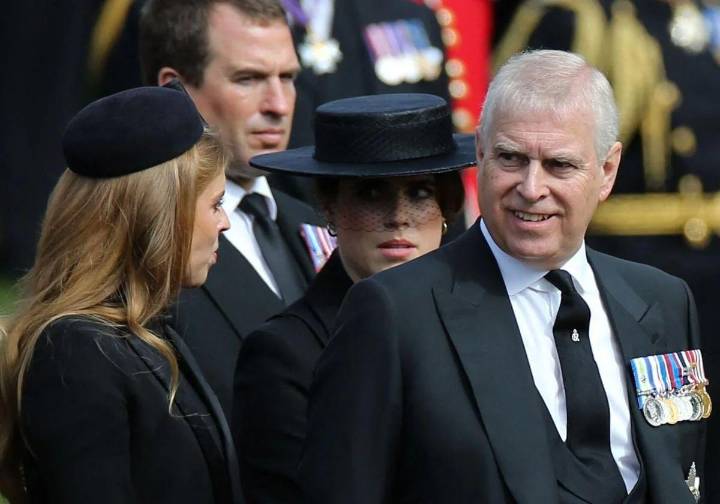 El príncipe Andrés renuncia a sus títulos nobiliarios tras reunirse con el rey Carlos III