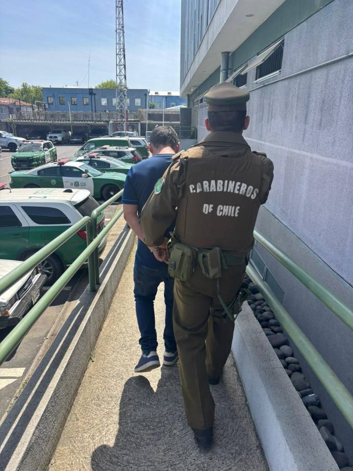 Chillán: Carabineros detuvo a sujeto que robó billetera abordo de un bus y que escapó para evitar la acción policial.
