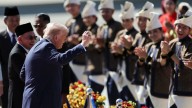 El vídeo de Trump bailando en la alfombra roja a su llegada a Malasia