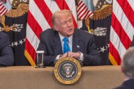 Anuncia Trump un arancel adicional del 100% a China
