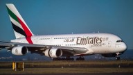 Una azafata de Emirates Airlines se hace viral al revelar su sueldo: "No pagamos alquiler"