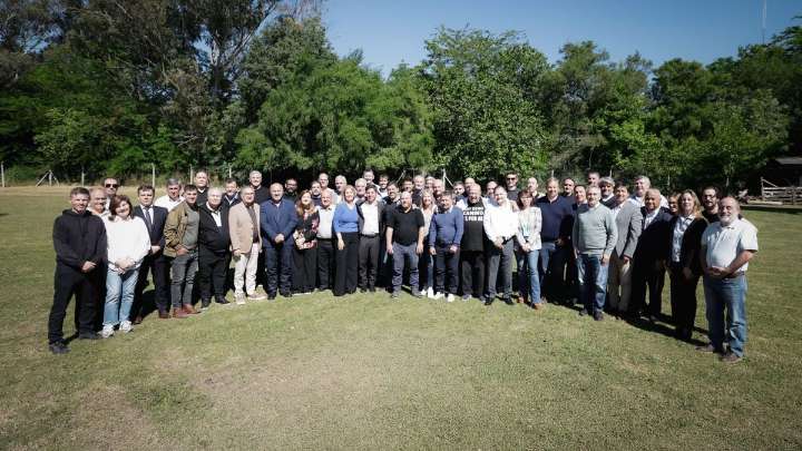 Intendentes respaldaron a Kicillof El gobernador Axel Kicillof reunió a más de 40 intendentes en el Parque Pereyra Iraola para analizar los resultados electorales.