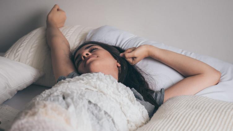 Estas horas debes dormir para ser más feliz, según la IA