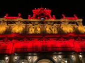 Vídeo | El rojo y gualda iluminan la Plaza Mayor