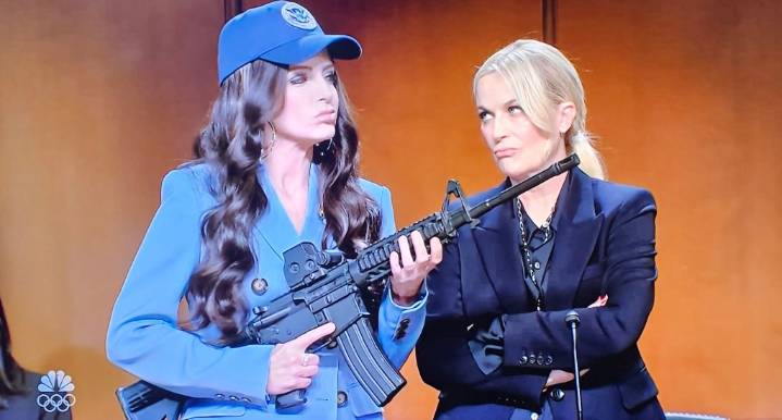 SNL Cold Open Reunites Amy Poehler & Tina Fey As Trump Cabinet Members