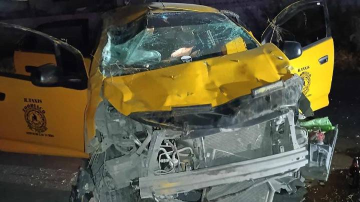 Taxista abandona auto volcado en Torreón; encontraron botellas de cerveza