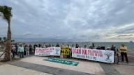 "Es un mensaje de fuerza y amenaza": medio centenar de personas se manifiesta contra la presencia del portaaviones Gerald R. Ford en la bahía de Palma