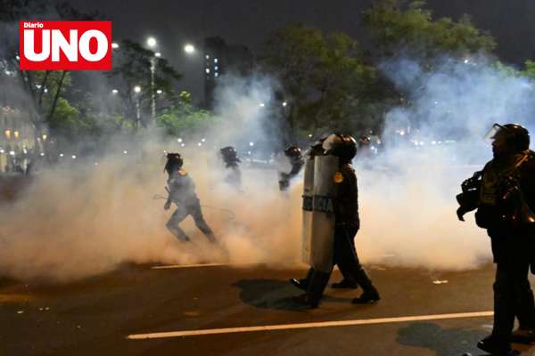 Abren investigación contra policías que dispararon perdigones a manifestantes el 15 de octubre