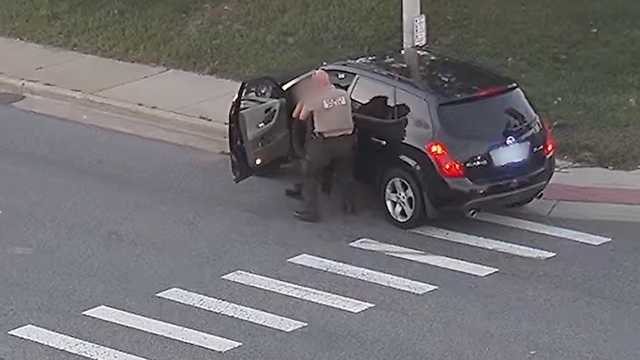 Illinois Officer Saves Choking Woman Behind the Wheel