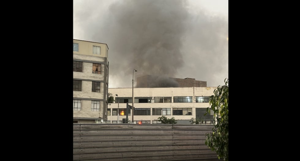 Incendio en Barrios Altos: más de 10 unidades de Bomberos en jirón Huanta