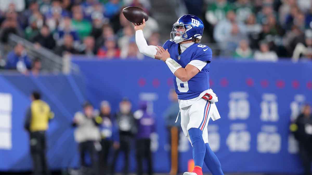 Giants QB Jaxson Dart suffers apparent injury scare during Eagles game